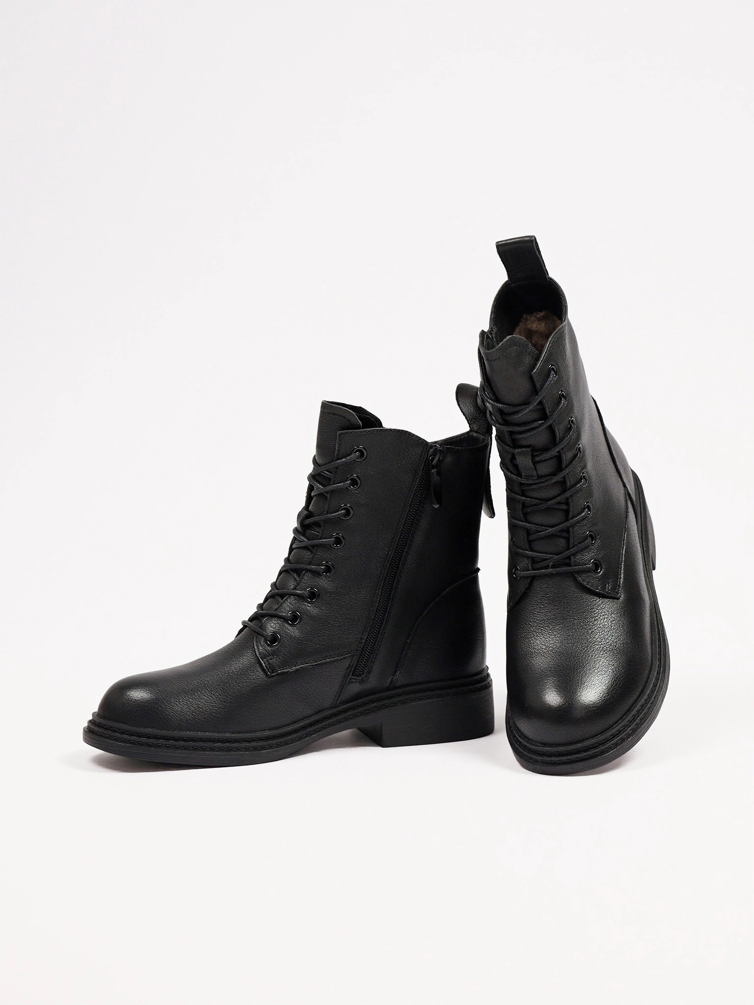 Ботинки черного цвета на среднем широком каблуке